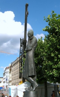 Heinrich Heine vor dem Hamburger Rathaus