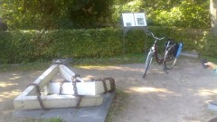 Während unserer Radtour kommen wir auch an einer interessanten Gedenkstätte vorbei